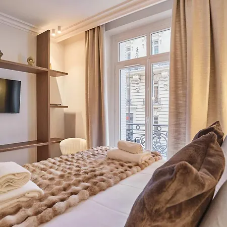 Luxurious Airconditioned Arc De Triomphe Apartment Paris